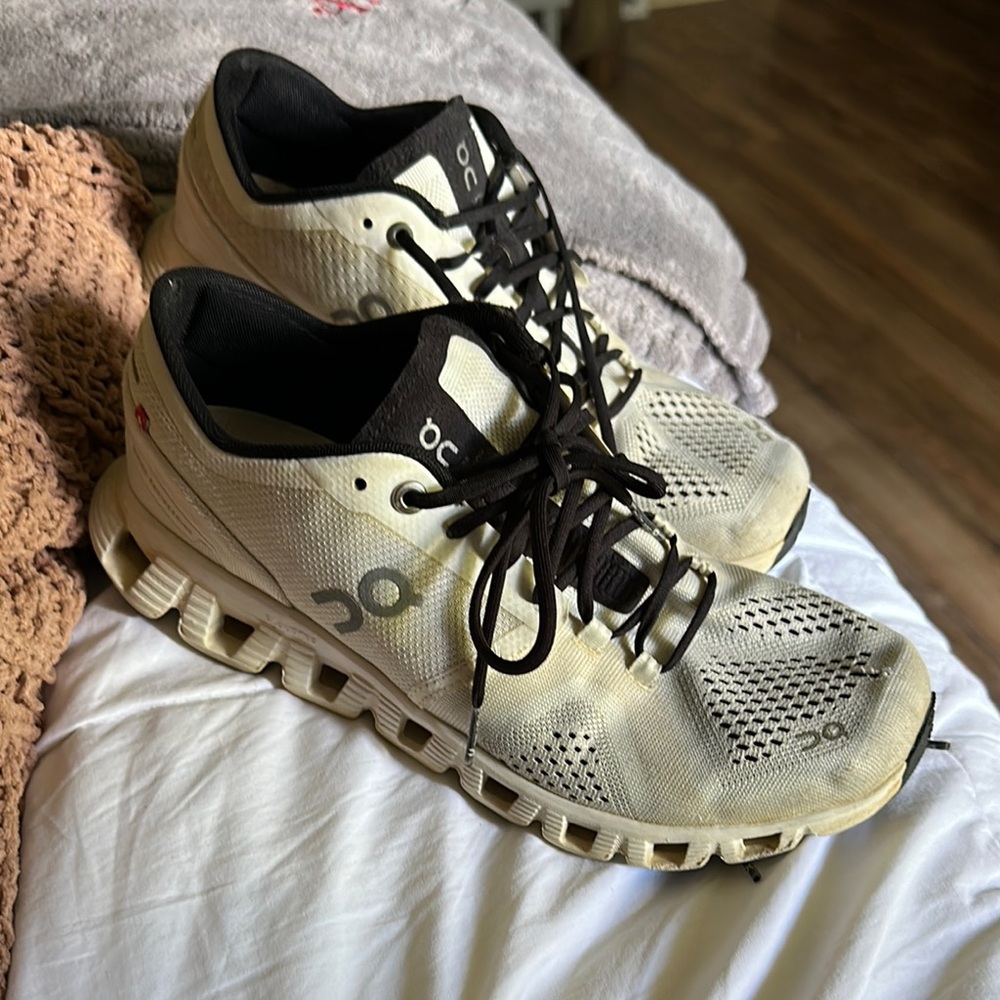 On cloud Running women’s Black and White Running Shoes
